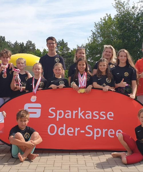 Große Freude beim Schwimmteam „Steeljuniors“ der BSG Stahl Eisenhüttenstadt e. V. Mit Unterstützung der Sparkasse war eine Teilnahme am Wettkampf in Dänemark möglich. Trainer und Team mit Mathias Schenke (r.), stv. Direktor Privatkunden der Sparkasse. Foto: Mirko Hellwig